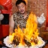 大叔展示传统盐烤料理，主角巨型虎皮虾上线，火焰之下香味直冲鼻腔！