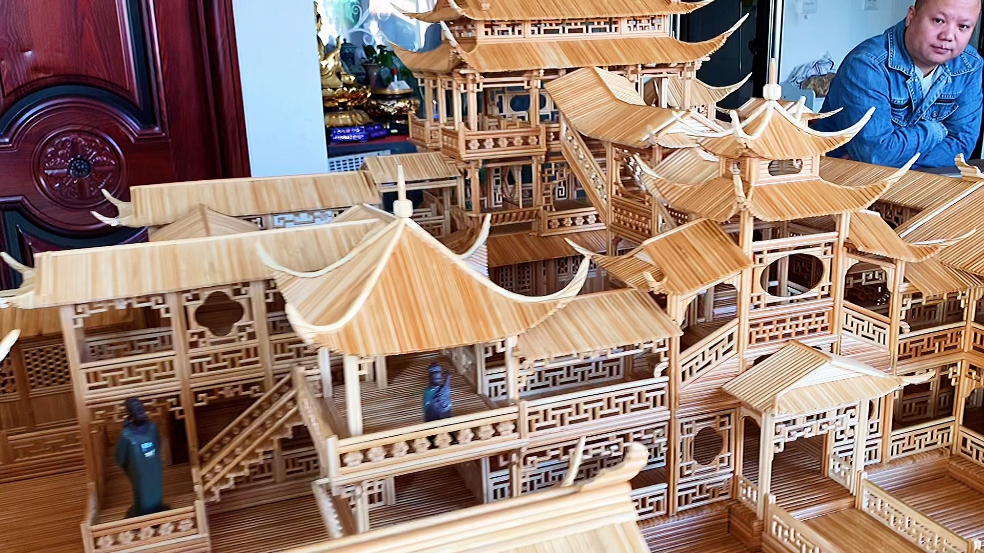 花费188元，耗费18800双筷子打造的竹筷别墅
