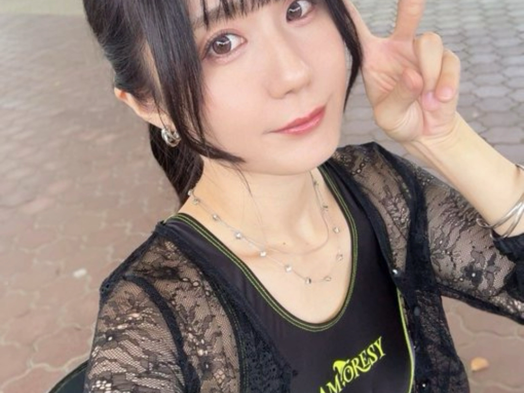 The sky is clear and I don't know summer is gone, but a rainy day makes me realize autumn #Summer should look like #Street Photography Miss Outfit Show #Meet Yourself More Beautiful #Record Photography Footprints