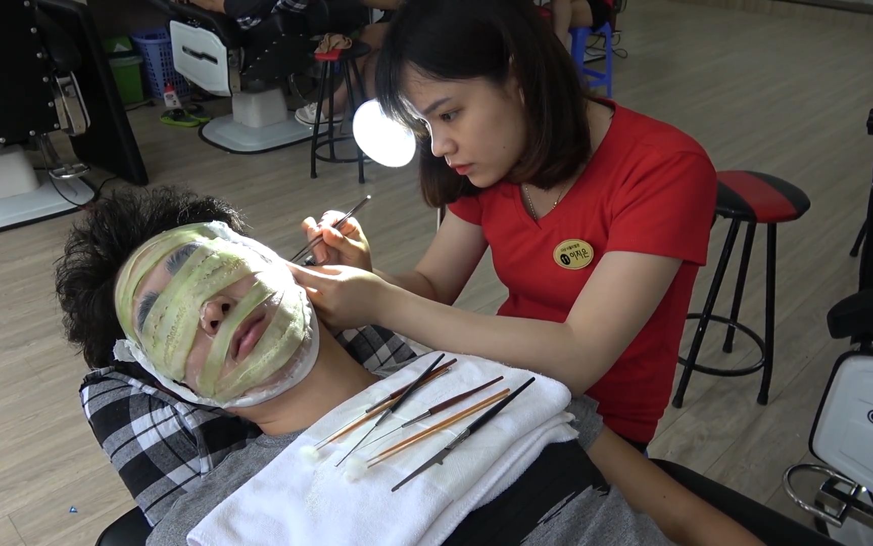 【视觉asmr】越南理发店 这简约的环境,细致的服务还有11号小姐姐,我