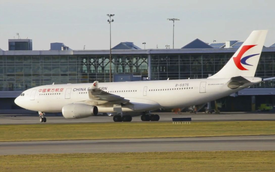 中国东方航空空客a330-200 (b-5975)降落温哥华国际机场