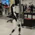 特斯拉公司展示其正在研发的Optimus人形机器人的流畅步行能力。