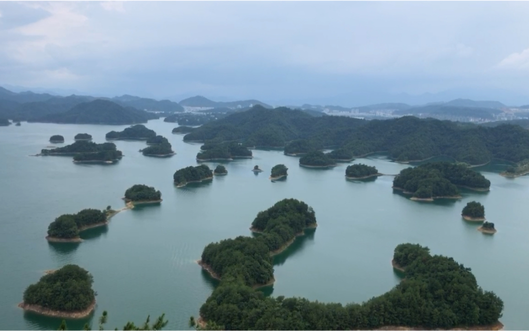 2022年7月19日杭州淳安千岛湖东南湖区黄山尖岛屿登顶俯瞰环境秀美的