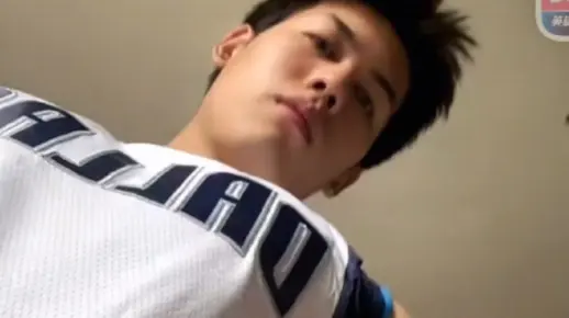 新疆大盘鸡大胸肌肉帅哥yolo，再度被女记者欺骗，虎狼之词