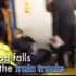狗狗掉进地铁铁轨，众人合力帮助下将他救起，感动！