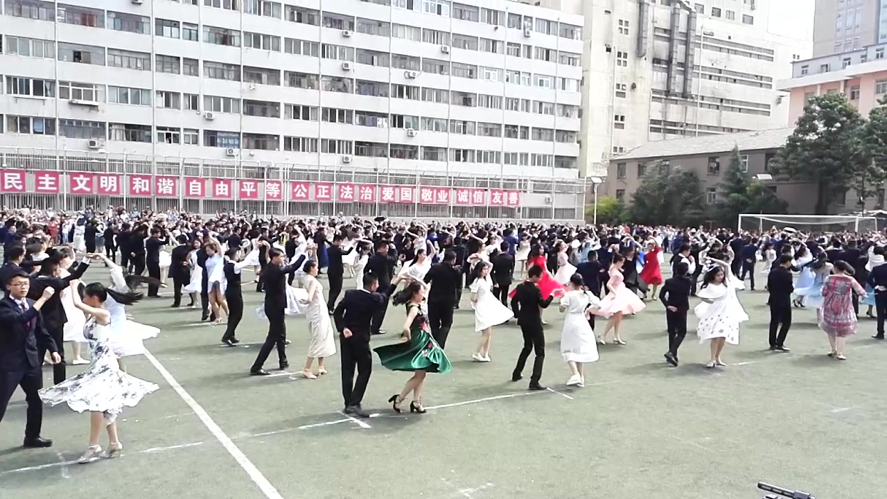 兰大附中毕业舞会阳光洒满丁香路