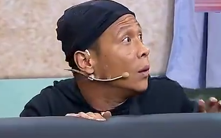 宋小宝刚亮相观众就欢呼声一片,这扮相很贴切,表情辣眼睛