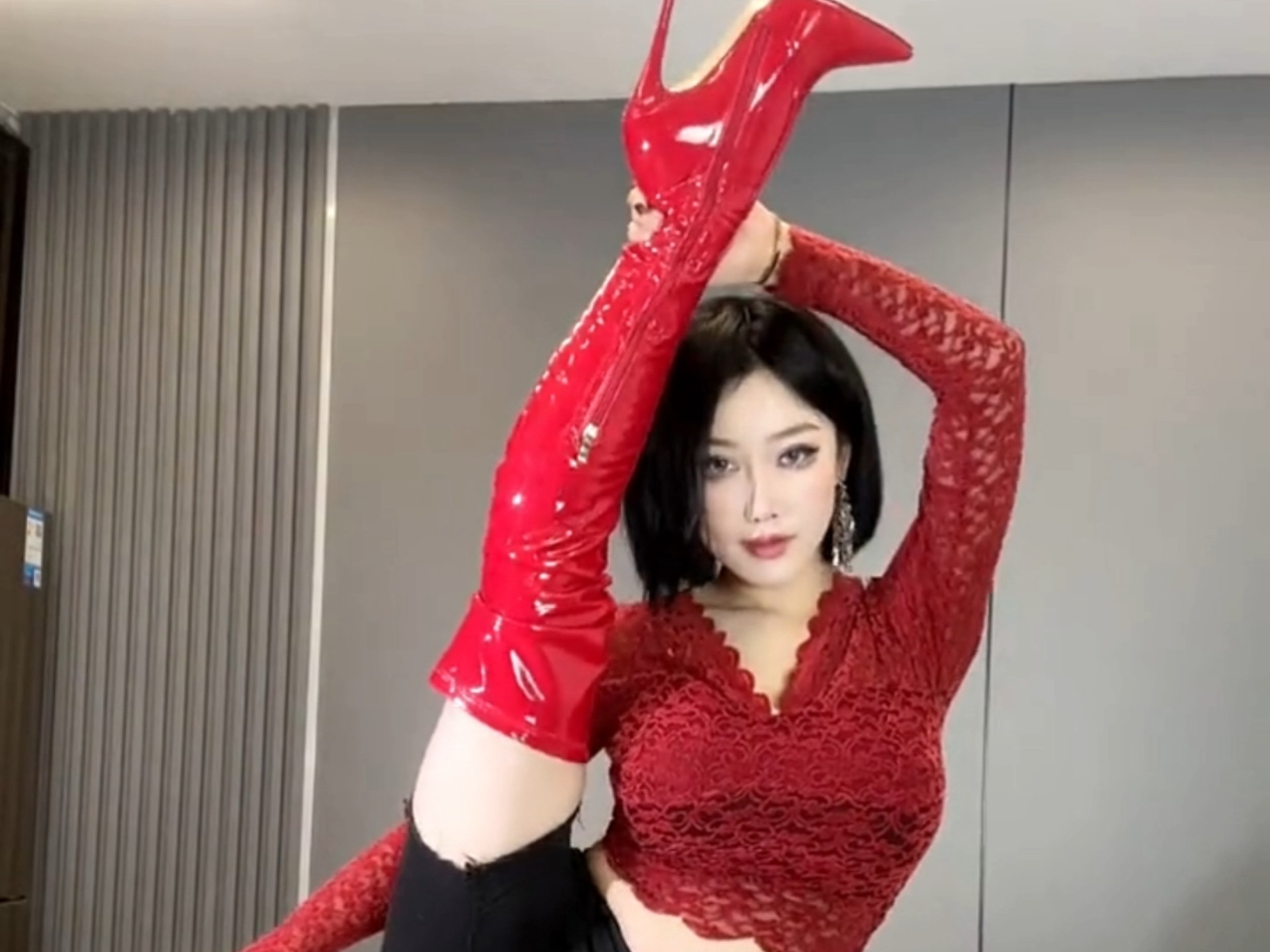 性感短发美女穿着红色漆皮过膝长靴显示性感一字马