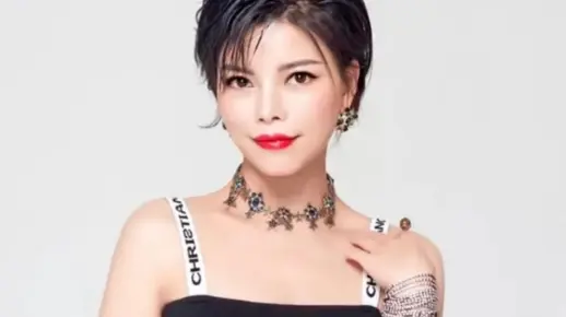 你敢相信这是唱《爱情买卖》的慕容晓晓？端庄大气，一段戏腔，有板有眼，太好听了。