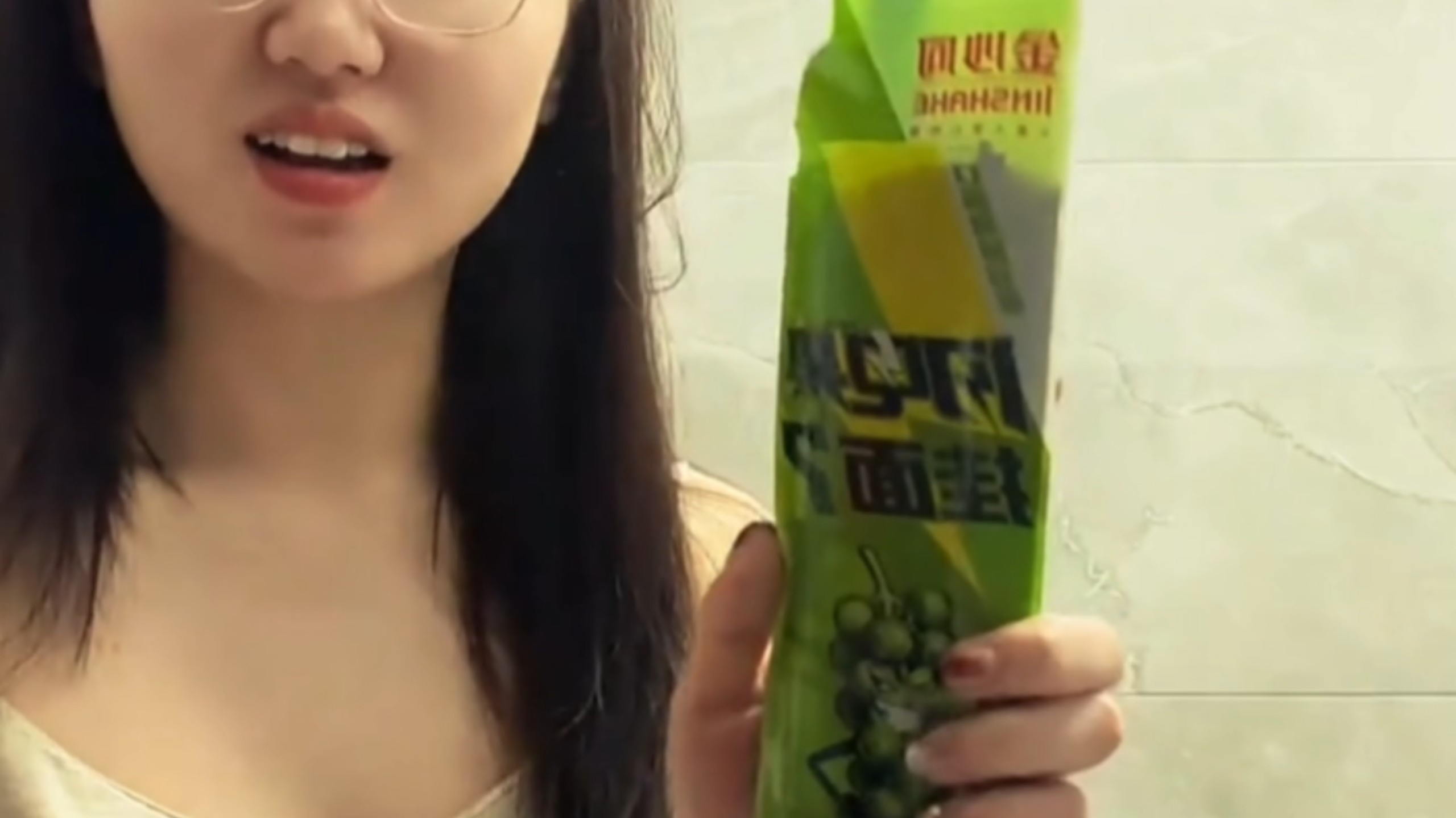 闪电果女王，一个把麻椒当零食吃的女人，蓝电霸王龙家族核心成员。