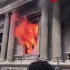 危地马拉示威者焚烧国会大楼、立起断头台，总统发警告！