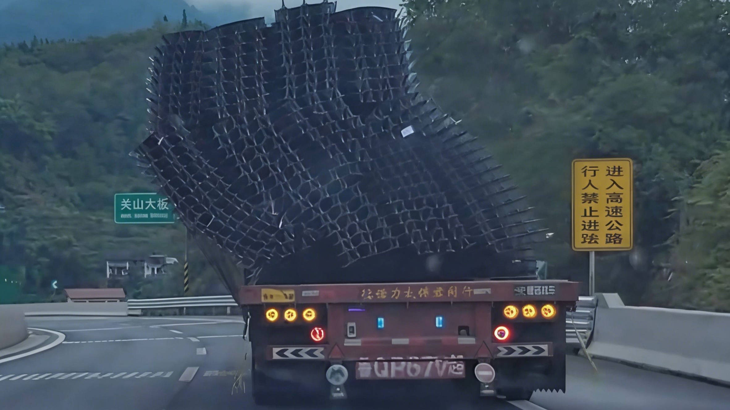 老司机你在面对这种道路情况的时候，会怎么应对？