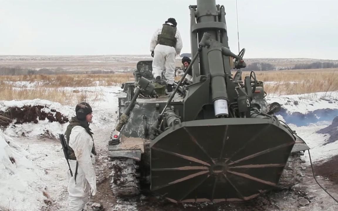 俄军240毫米重型迫击炮发射，一枚炮弹就是130公斤，真的很毛式
