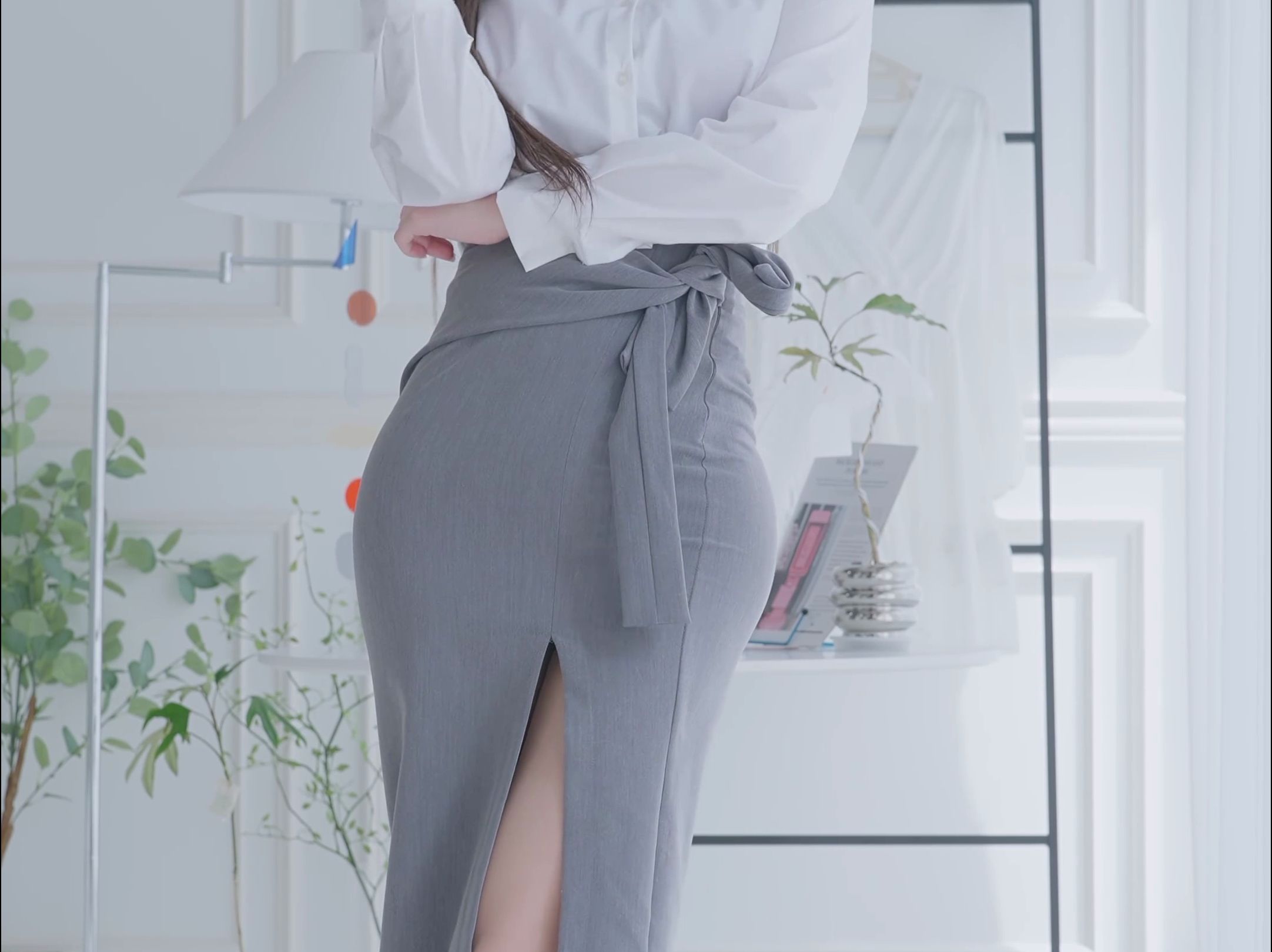 Miss KYUL's airy OL outfit