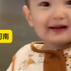 妈妈让儿子在外面喊自己姐姐，儿子边喊边笑