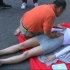 中国台湾大叔在美国曼哈顿街头给美女按摩，大家觉得手法怎么样