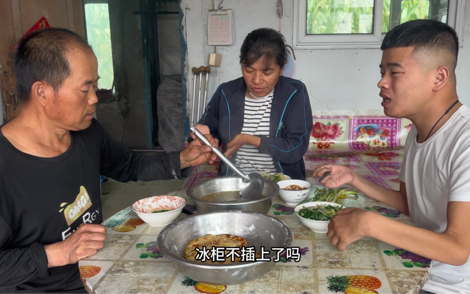 小强一家烙糖饼，三个人就一个好使的手，烙的挺费劲，吃着却很香