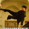 当年李连杰这个凌空飞起踢台球的这个动作，以为是特技，没想到是实拍，可惜现在已经没有人能做出来了