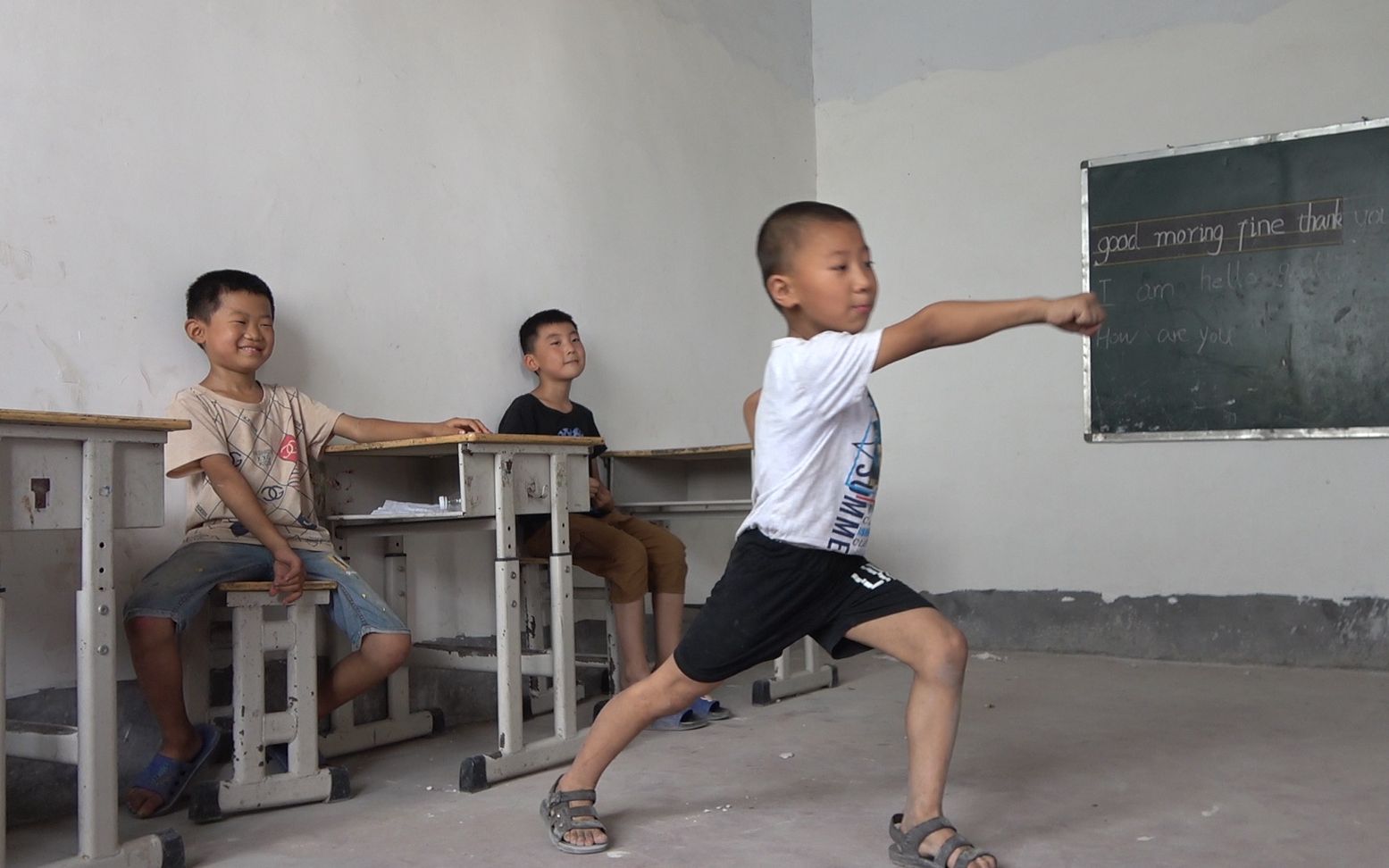 六岁半的孩子被送去少林寺学武术，一年后父母不让去了，来到辅导班补习文化课。