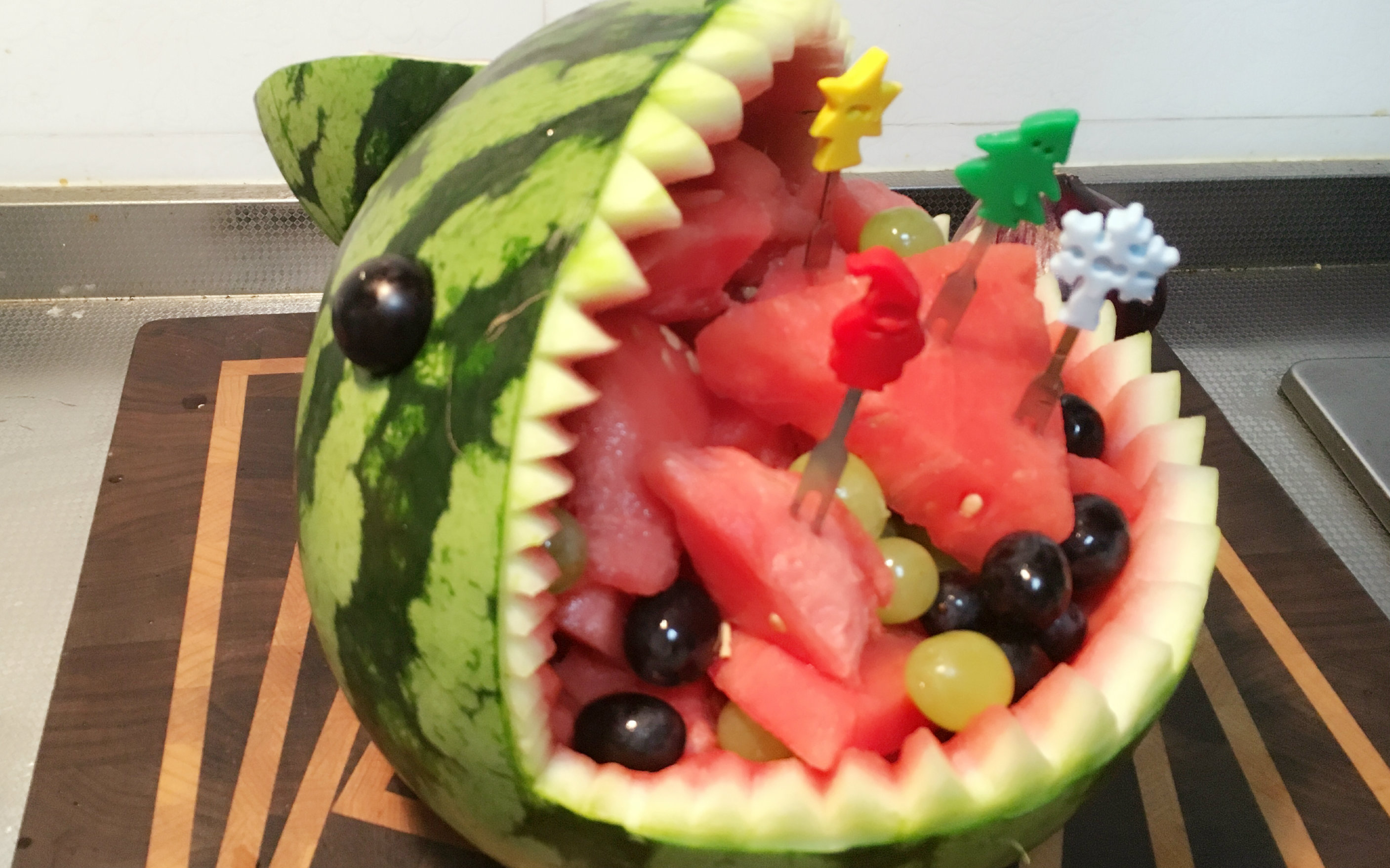 鲨鱼西瓜果盘怎么做_鲨鱼西瓜果盘的做法_豆果美食