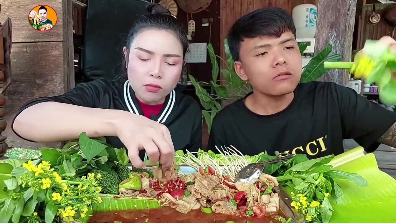2.8更新  泰国吃播沙拉姐|凉拌毛肚 小苦瓜  绿化带