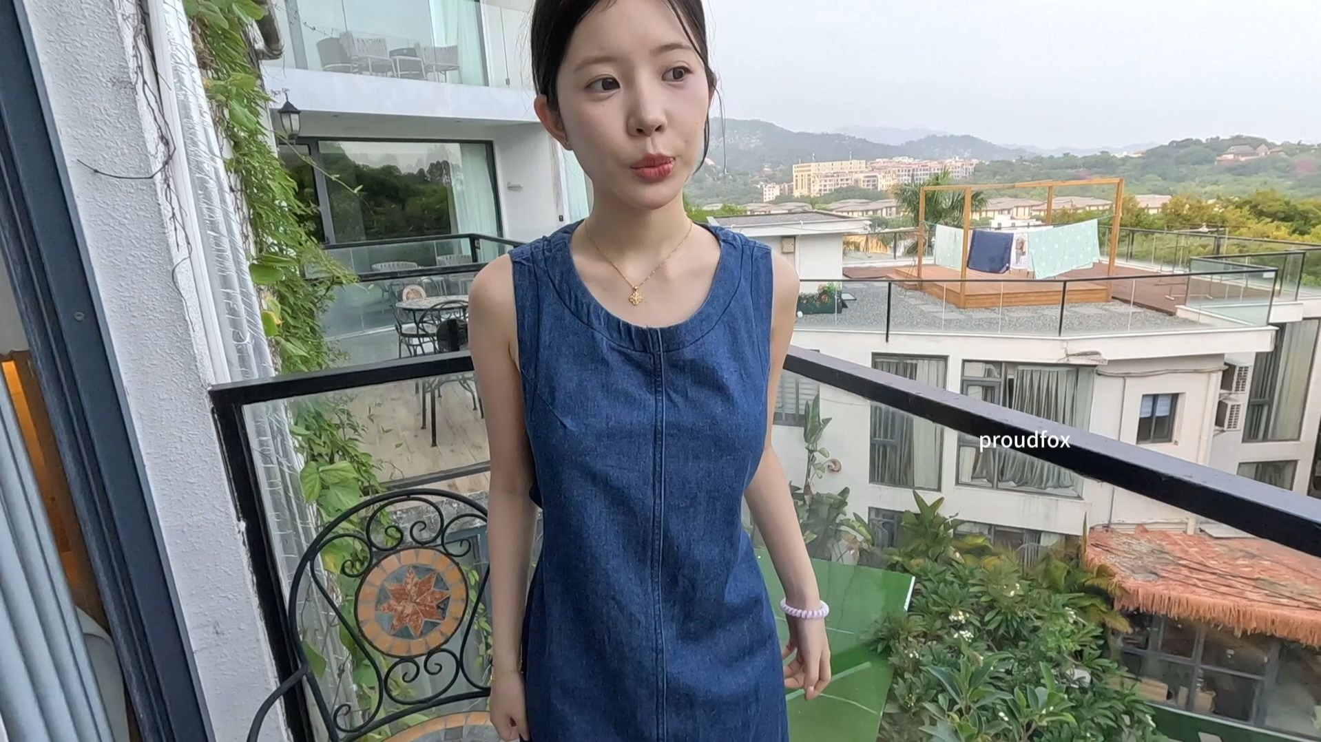 笑起来很甜的贝贝，展示一款牛仔裙啦