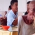 80岁瘦弱老人在工地做小工，吃面时狼吞虎咽饥饿无比：实在太心酸