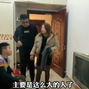 艳子帮10岁儿子洗澡，没想到小屁孩害羞一脸排斥，直呼妈妈太粗鲁