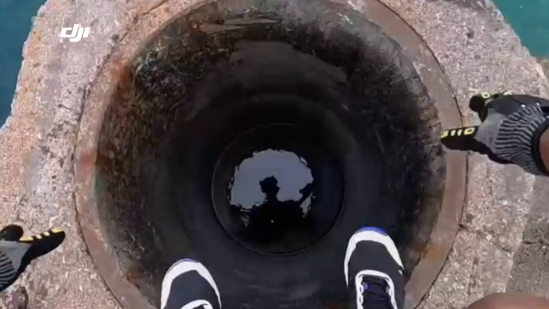 海边遇到神秘洞穴，你会跳下去探秘吗？