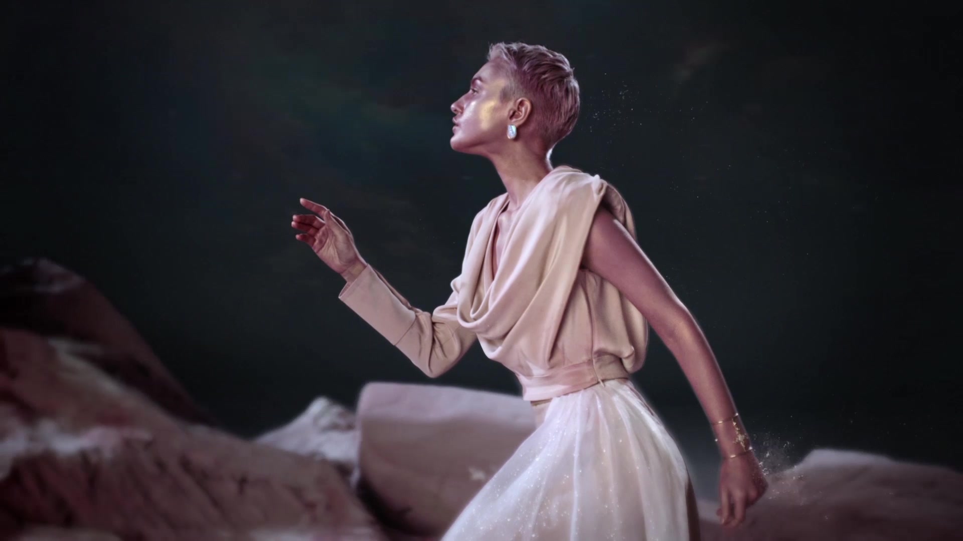 【完美日记出大片】大片！是大片！高光粉饼闪耀上新！