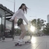 韩国小姐姐踩着长板蹬上首尔的街道