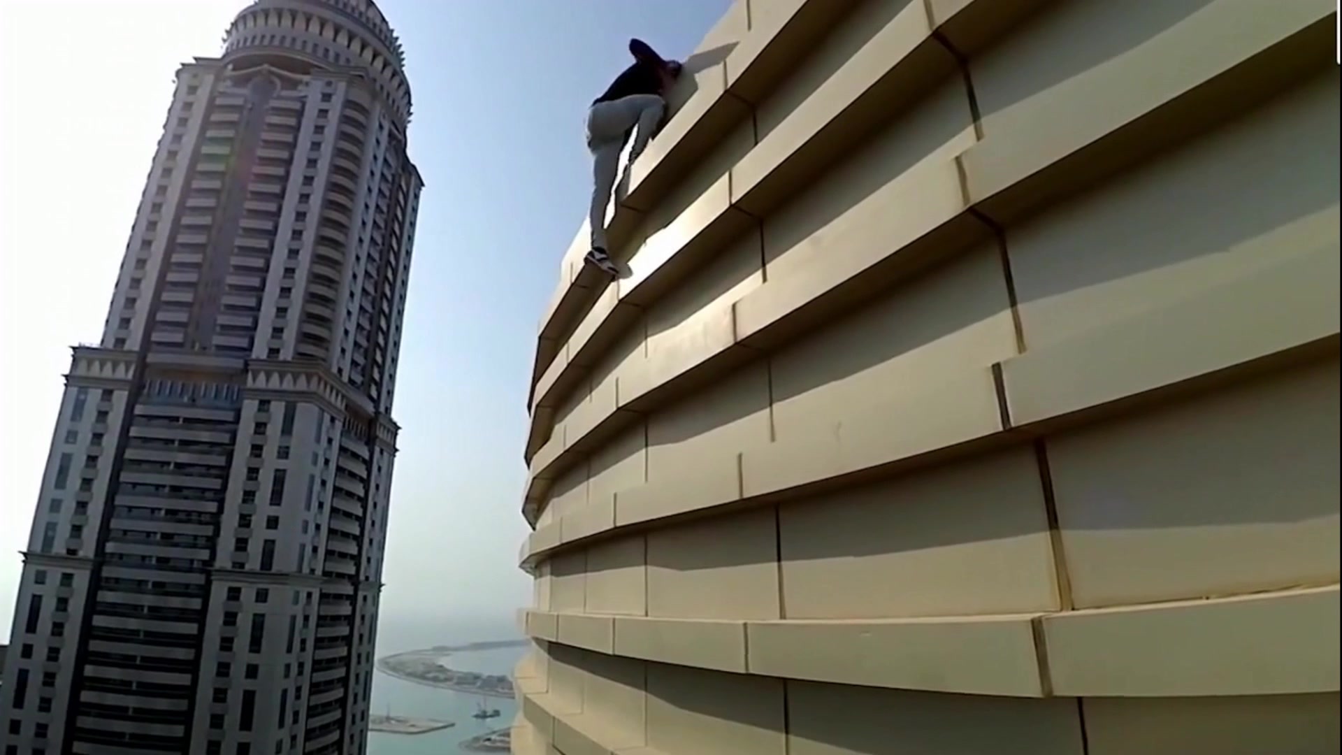 俄罗斯男子攀爬迪拜77层高摩天大楼外墙炫技