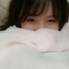 给自己盖好被子，在被子里偷偷唱歌的幼年柏欣妤，柏欣妤：期待~期待我们的爱