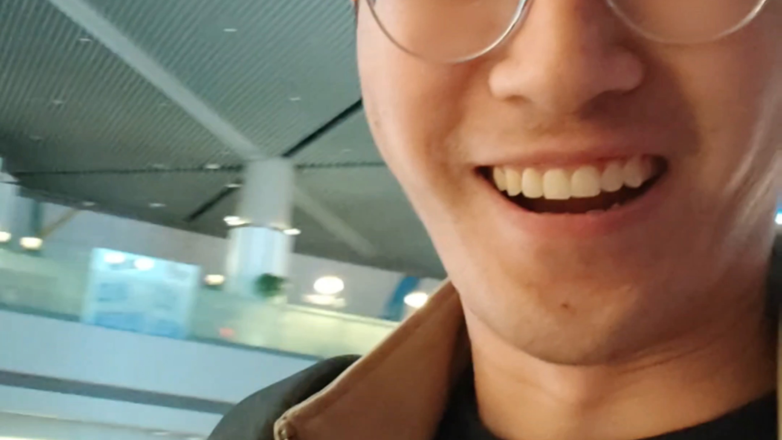 机场一回头看见导师了？！我还玩儿着游戏呢