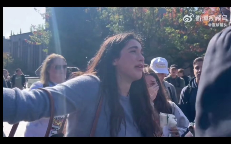 哥伦比亚大学一名犹太裔学生在支持巴勒斯坦集会上奔溃大哭