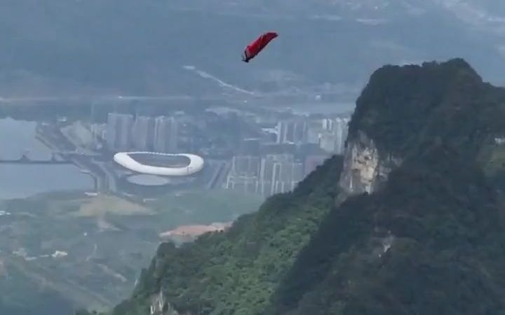 【名胜古迹】张家界天门山玉壶峰翼装飞行，非专业飞行员、请勿模仿
