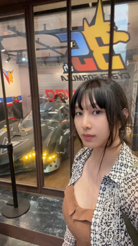 给大家看一台1200匹的高智能赛车，700多kg