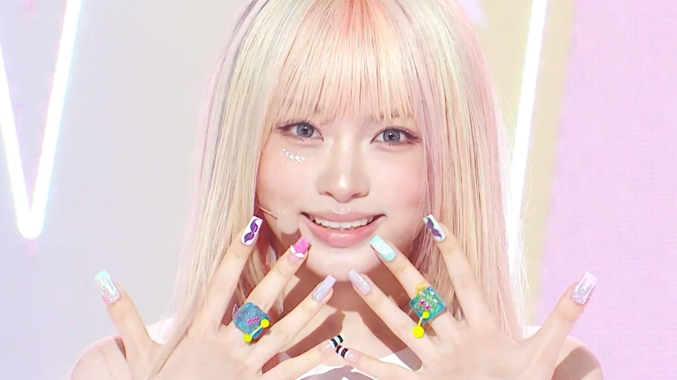 KiiiKiii最新回归曲Pop Off Pop Off+Candy Pink Magic Hole Flip Phone 260815打歌舞台