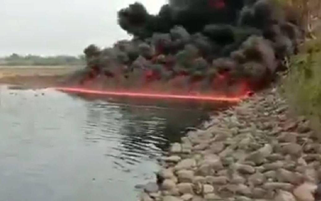 印度这条河起火 已经烧了3天