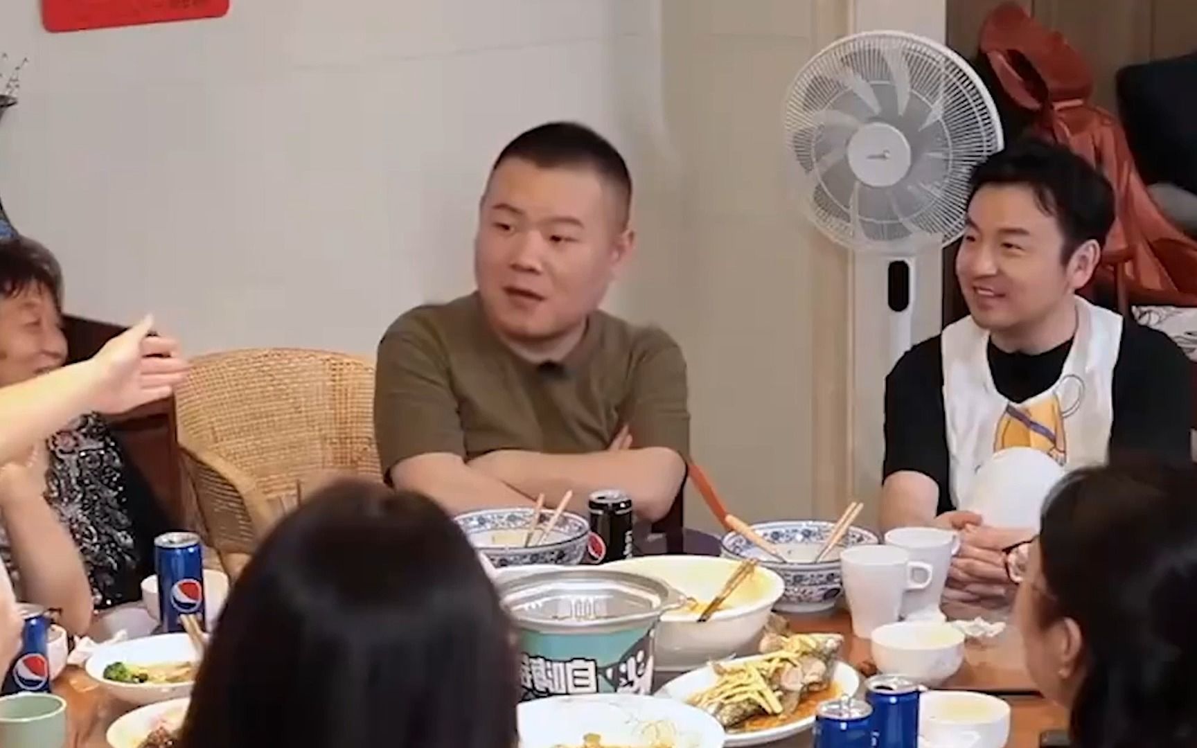 同样是蹭饭节目，为何王祖蓝被央媒点名批评，岳云鹏却广受好评