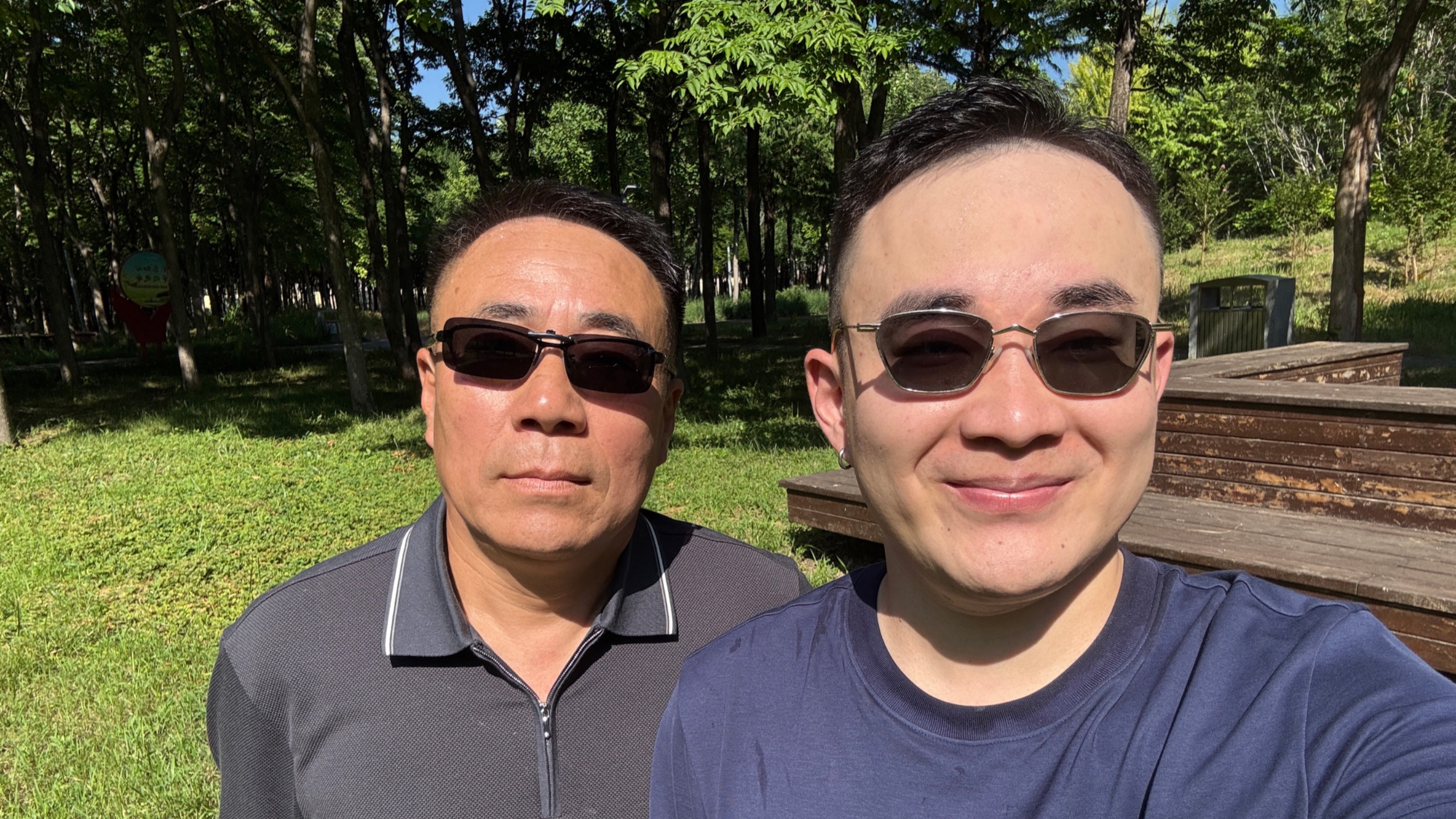 儿子陪老爸找工作！没想到我会陪55岁的老爸去招聘会...