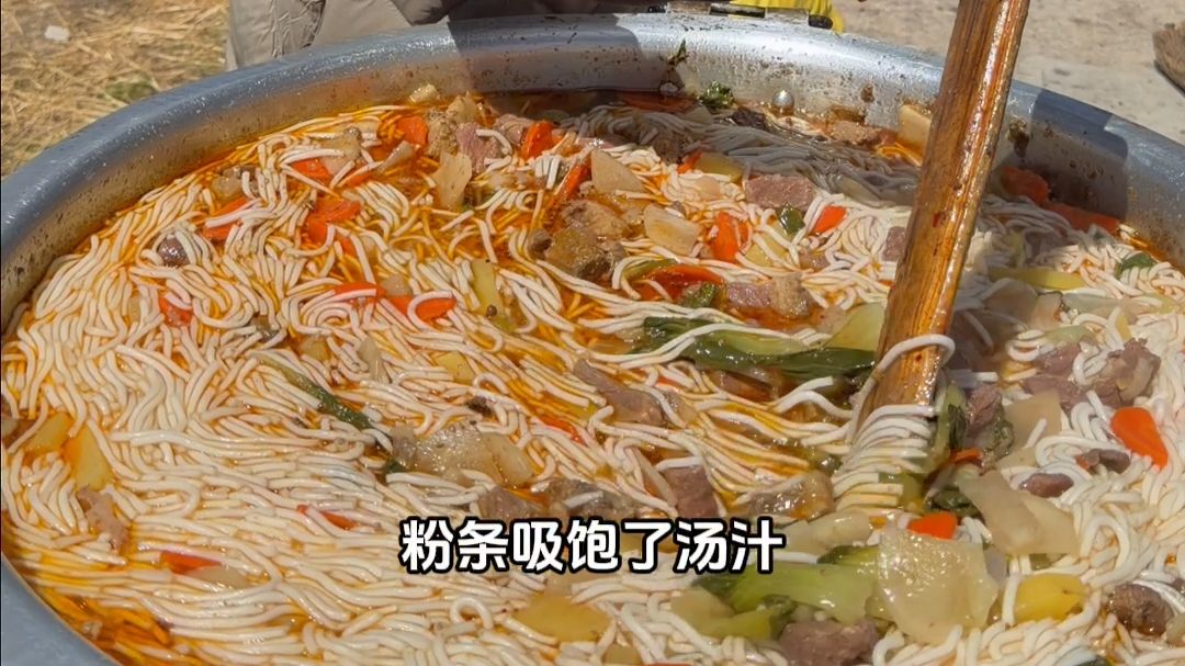 藏族牧民的大席需要自己带碗！