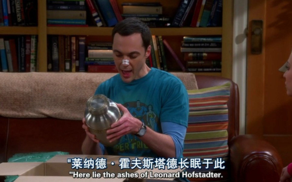 [tbbt]谢尔顿把自己和莱纳德的骨灰坛都准备好了,连字都刻完了