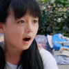 “八岁女孩双腿残疾，靠一双小手剪纸花，征服外国友人