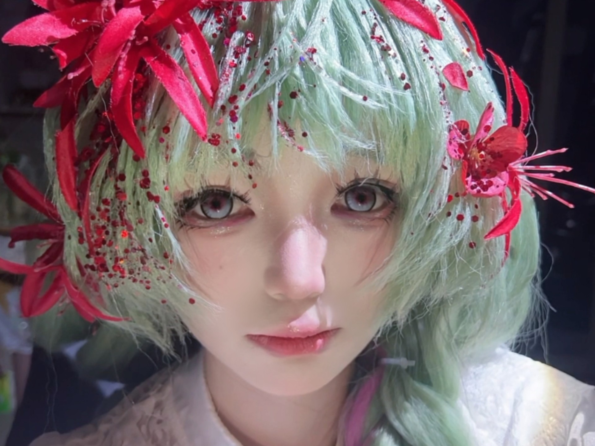 “握紧你的手 不怕夜更迭”