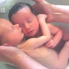 小双胞胎洗澡抱在一起，是不是以为还在妈妈肚子呀