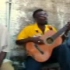 黑人男子一根弦的吉他弹唱表演