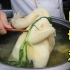 广东正宗做法的‘白切鸡’从选鸡到制作每一步都很讲究，看完就会