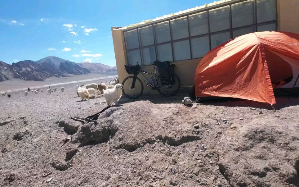 骑行新藏线去新疆，路过绝美班公湖，夜晚在荒野中的水井房边上露营
