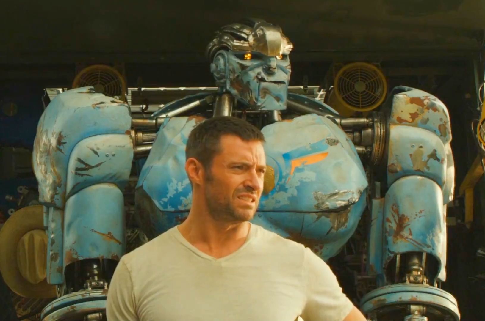 他拽出一个机器人扯掉电源，机器人却活了起来！《钢甲铁拳》